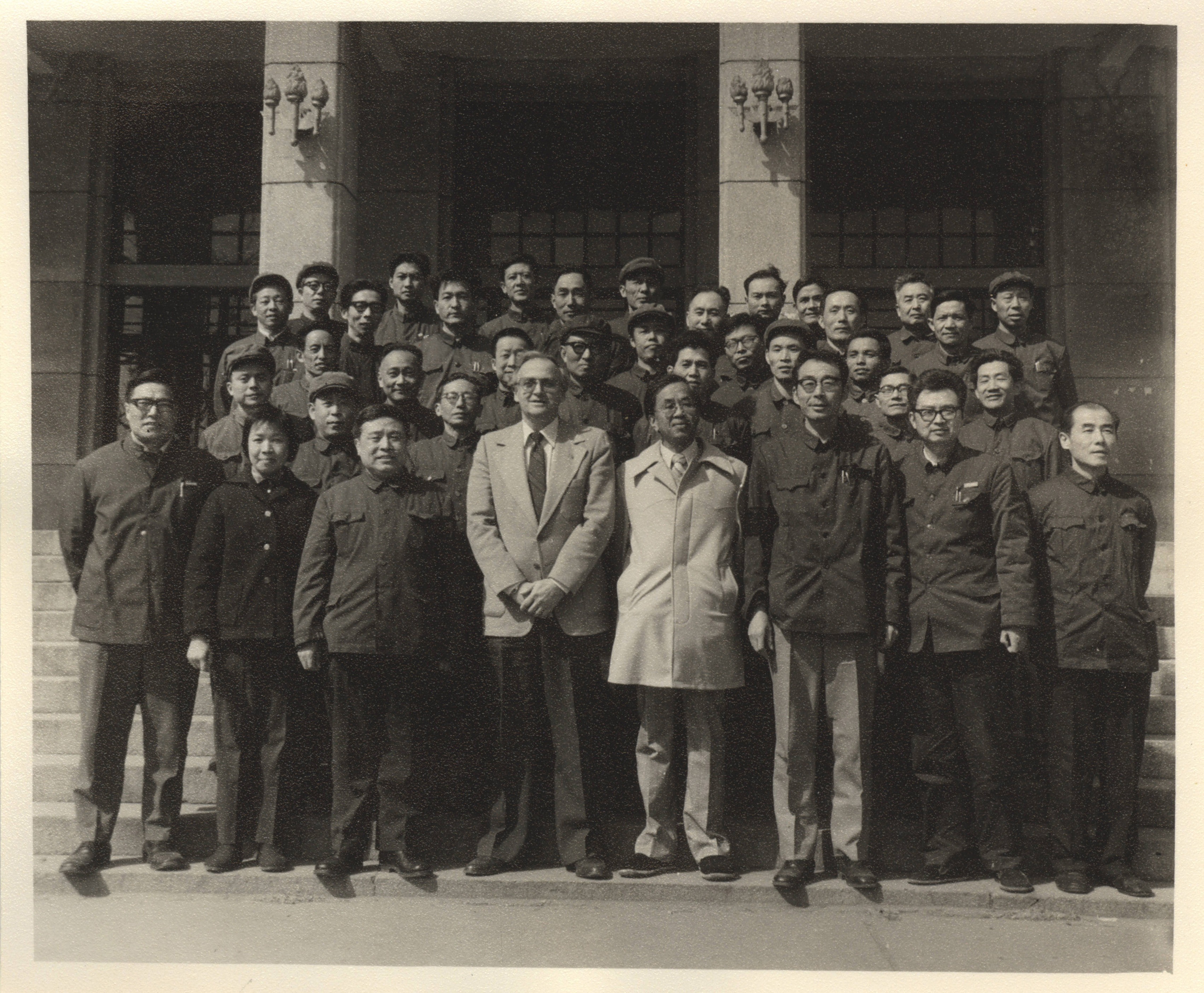 1981年3月美国南加州大学管理学院院长谢尔曼教授、詹姆斯.刘教授来bat365官网讲学在主楼前留影